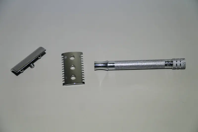 The parts of the Merkur #25C razor
