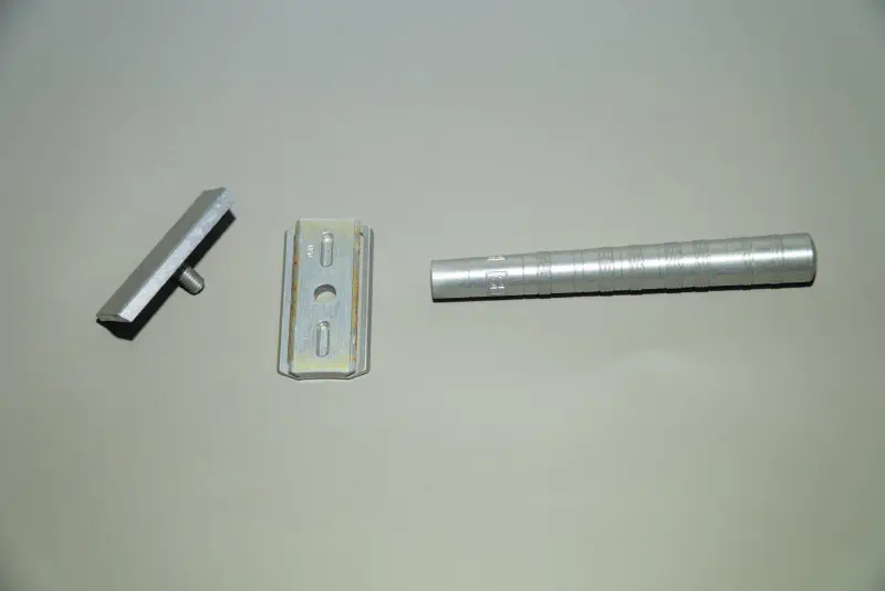 The parts of the Henson razor