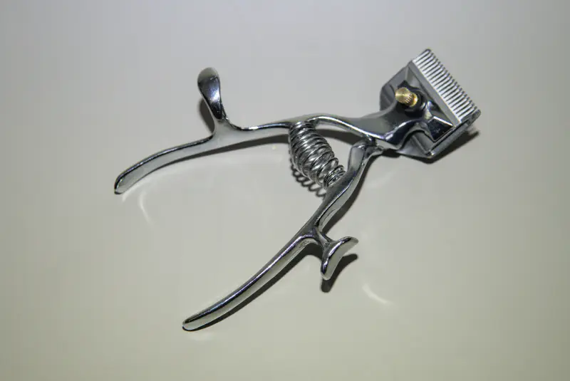 Right handed manual hair clippers