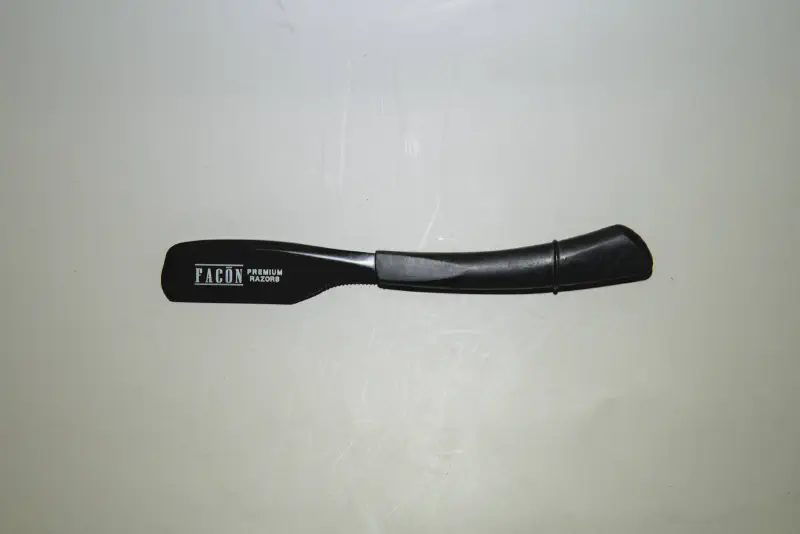A swappable blade, fixed handle straight razor