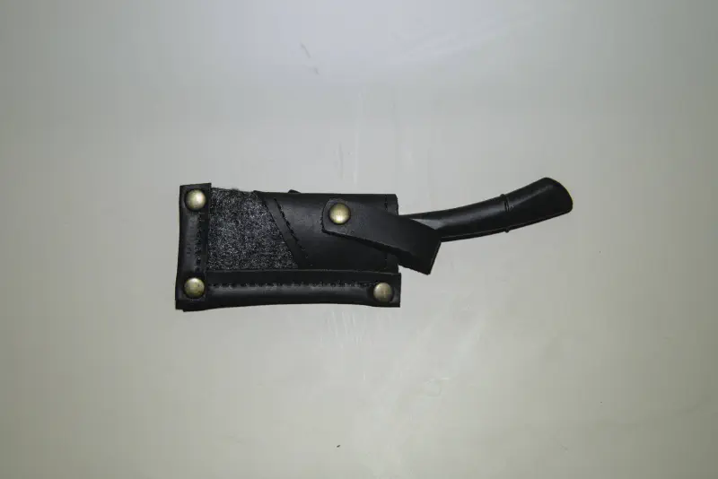 A swappable blade, fixed handle straight razor in a case